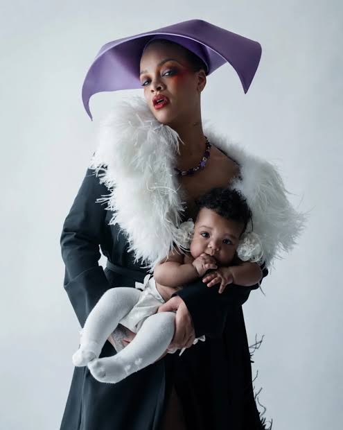 RIHANNA APRESENTA A FILHA ROCKI IRISH MAYERS AO MUNDO EM ENSAIO PARA A W MAGAZINE